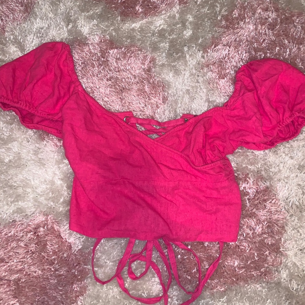 hot pink lace up puff-sleeve top SIZE: S